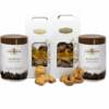 Box avec grains de café, biscuits siciliens nuddi e ciambelline